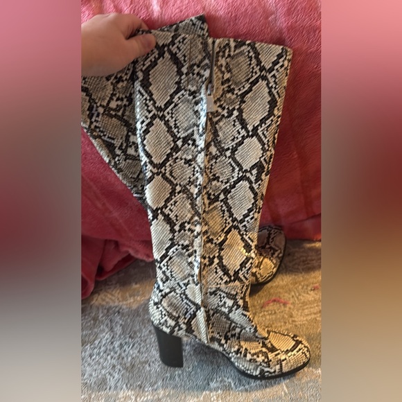 Kenneth Cole Boots Black and Cream Snake Skin - Picture 2 of 3